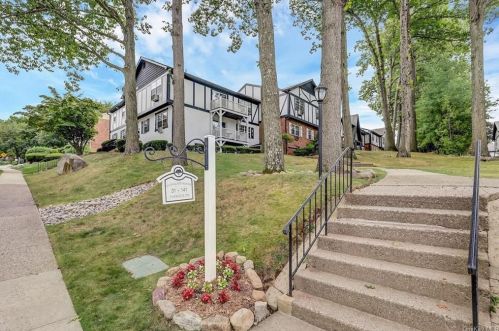 135 Parkside Dr, Airmont, NY 10901-7838