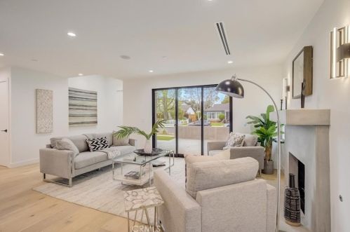 16627 Gilmore St, Van Nuys CA  91406-5610 exterior