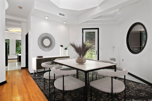 15 Sky Line Dr, Bridgeport CT  06612-1057 exterior