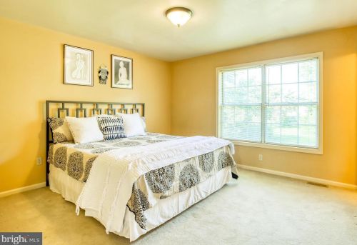 27 Cloverdale Pl, Charles Town WV  25414-4033 exterior