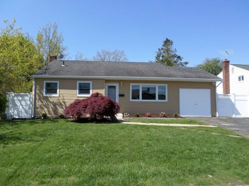 814 Delaware Ave, North Lindenhurst NY  11757-2811 exterior