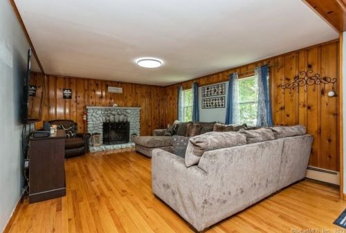 5 Pamela Dr, Wallingford CT  exterior