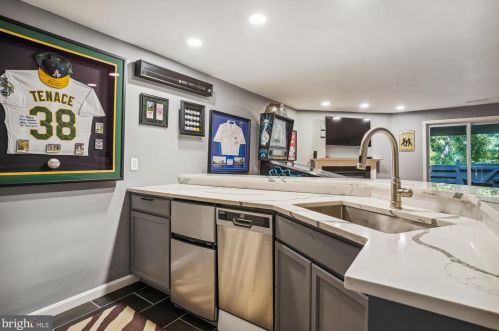 1502 Deer Point Way, Herndon VA  20194-1584 exterior