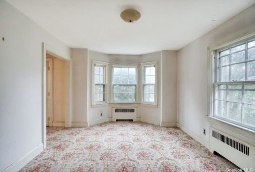 3 Revere Dr, Floral Park NY  11001-2814 exterior