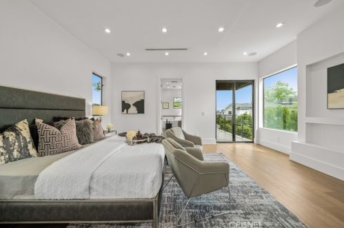 5128 Noble Ave, Van Nuys CA  91403-1376 exterior