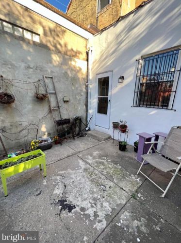 1244 Lawrence St, Philadelphia PA  19147-0052 exterior