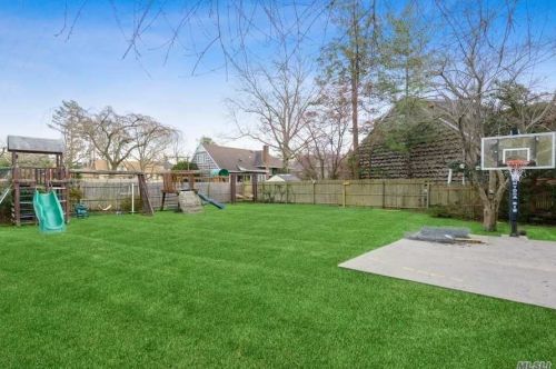 563 Linda Ln, Woodsburgh NY  11598-1524 exterior