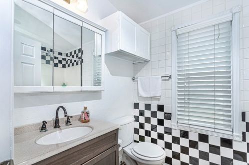 6460 Convoy Ct, San Diego CA  92117-2323 exterior