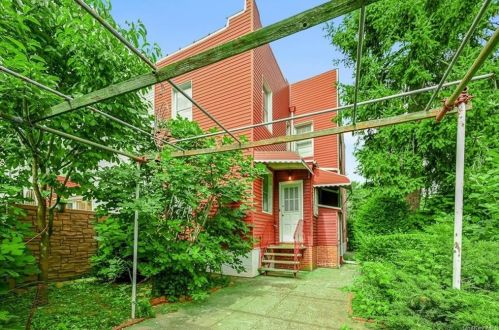 2340 Laconia Ave, Bronx NY  10469-1441 exterior