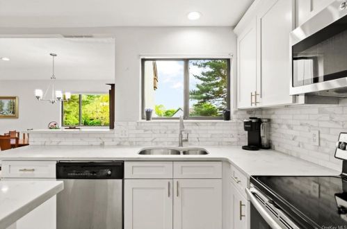 68 Heritage Hills Dr, Somers Town, NY