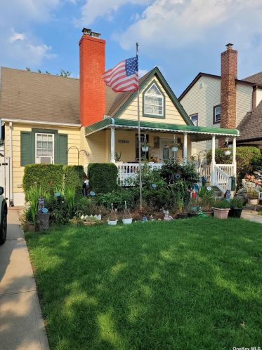 85-27 252nd St, Jamaica, NY 11426-2609
