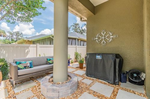 1827 Crooked Oak Ln, Lutz FL  33559-7407 exterior