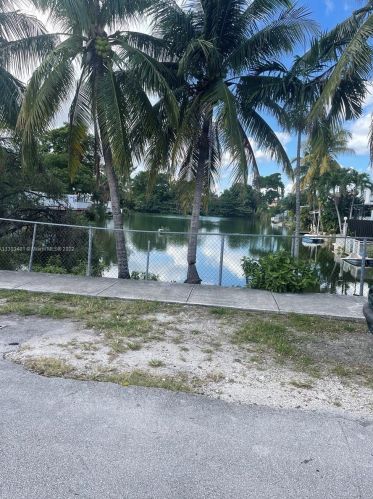 1385 71st St, Hialeah, FL 33014-4566