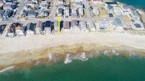 40 Ocean Dr, Seabrook NH  03874-5104 exterior