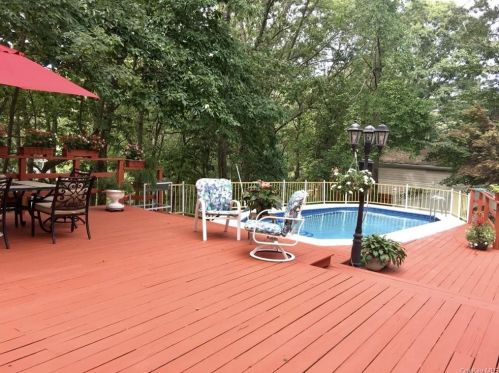 26 Springs Dr, Huntington Station, NY 11747-4123