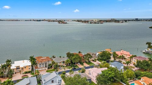 5904 Bayview Cir, Saint Petersburg FL  33707-3930 exterior