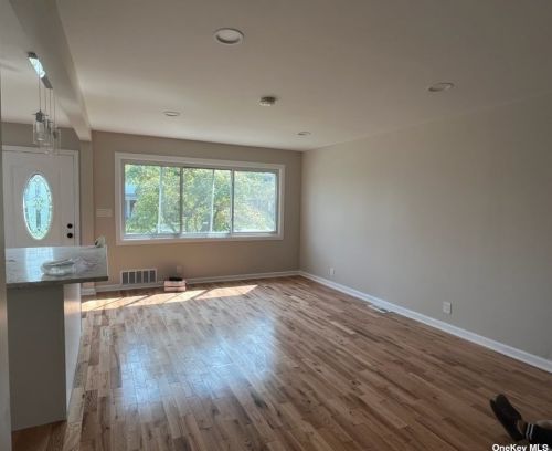 194-33 Nashville Blvd, Jamaica, NY 11413-1535