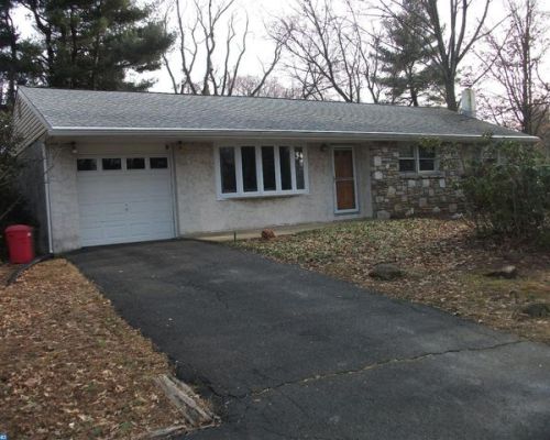 38 Highland Dr, Southampton, PA 18954-1824