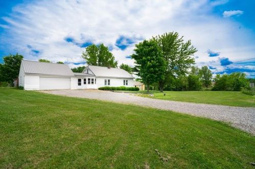 2936 State Rd, New Castle, PA 16101-2937