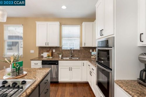 296 1 St, Benicia CA 94510-3553 exterior