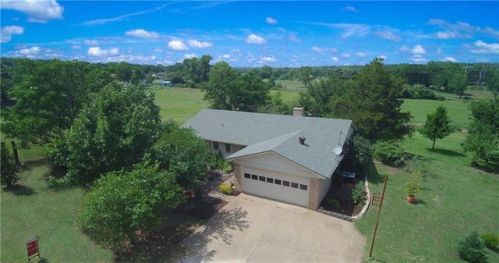 300 Jonah Rd, Kennedale, TX