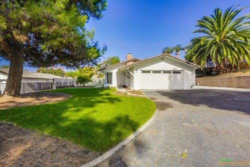 637 Pine Tree Ln, Vista, CA 92081-6810