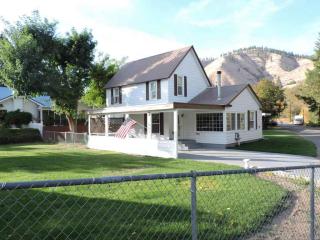513 Cottage Ave, Cashmere, WA 98815-1144