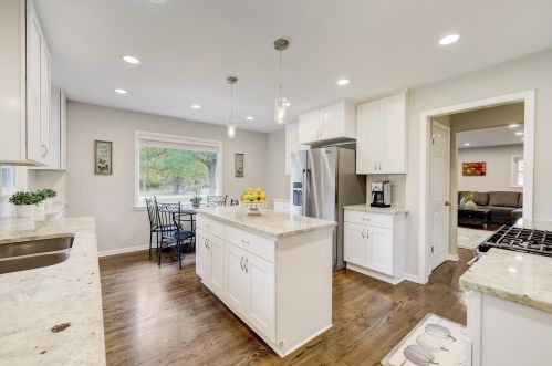 10043 Greenview Dr, Thiensville WI  53092-5749 exterior