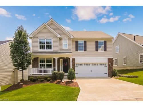 106 Trailhead Ln, Berea, OH 44017-1099