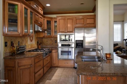 706 Princessa Dr, Oxnard CA  93030-7690 exterior
