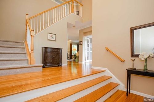 37 Skytop Rdg, Oakland, NJ 07436-2355