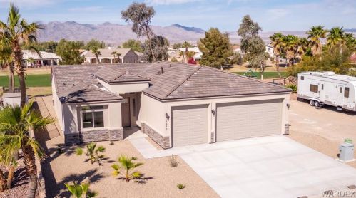 5643 Desert Lakes Dr, Bullhead City, AZ 86426-9298