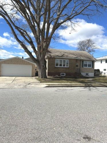 587 8th St, North Lindenhurst, NY 11757-4616