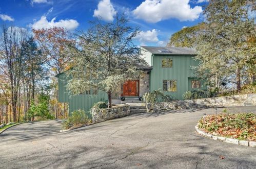 321 Blackberry Dr, Stamford CT  06903-1237 exterior