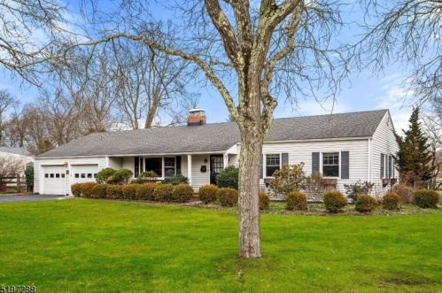 10 Brook Dr, Greystone Park, NJ 07950-2218