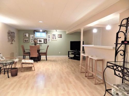 282 Hayden Sta Rd, Windsor CT 06095-1407 exterior