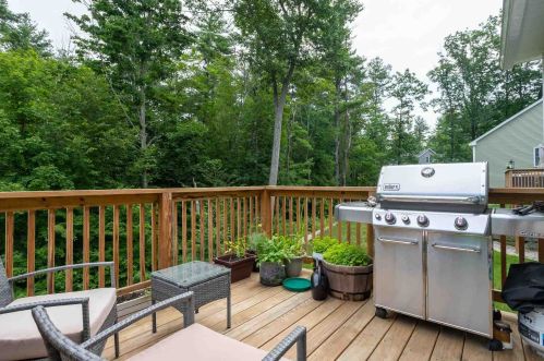 51 Picnic Rock Dr, Dover NH  03820-4709 exterior