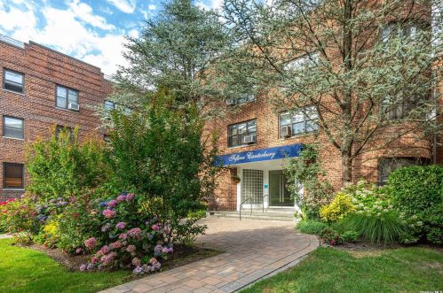 15 Canterbury Rd, Great Neck NY  11021-2610 exterior