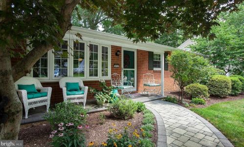 424 Lamp Post Ln, Camp Hill, PA 17011-1457