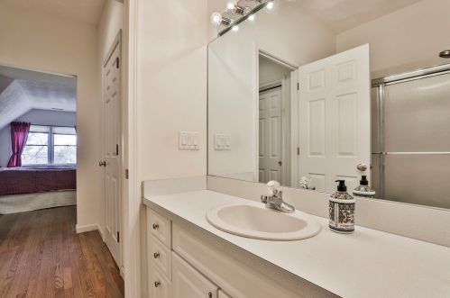 33 Hawthorne Vlg Rd, Nashua NH 03062-2274 exterior