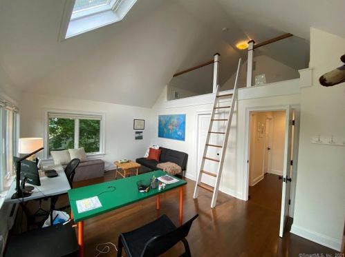 24 Middlefield St, Groton CT  06340-8826 exterior