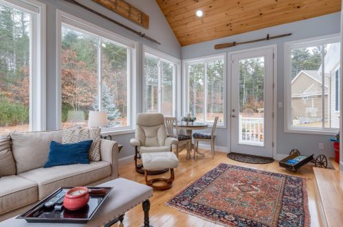 19 Pilgrim Cir, Nashua NH  03063-2827 exterior