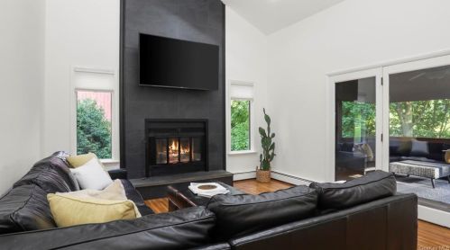 132 Woodland Dr, Pleasantville NY  10570-3612 exterior