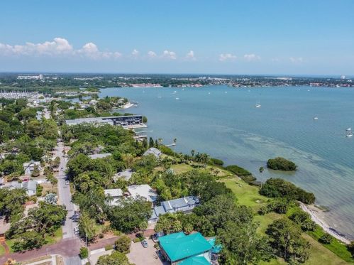 5148 31st Ave, Saint Petersburg FL  33707-5600 exterior