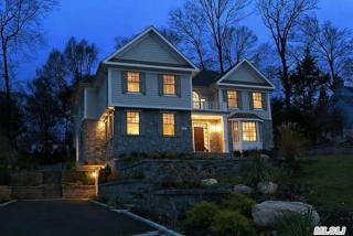 82 Woodedge Rd, North Hills, NY 11030-1546