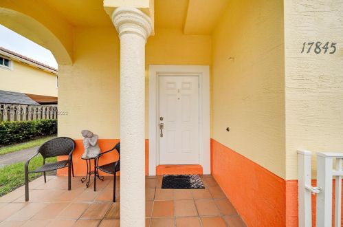 17845 74th Ct, Hialeah FL  33015-8441 exterior