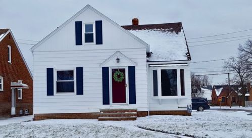 7711 Whittington Dr, Cleveland, OH 44129-4410