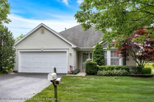 25 Sandhurst Rd, Lakewood, NJ 08701-5768