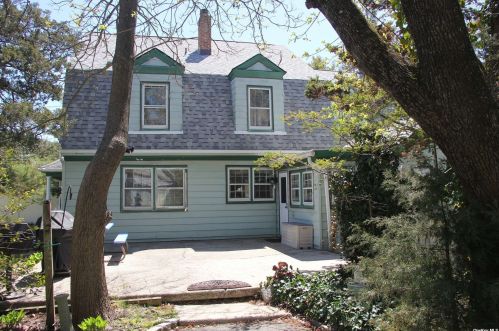493 Middle Rd, Bay Port NY  11705-1907 exterior