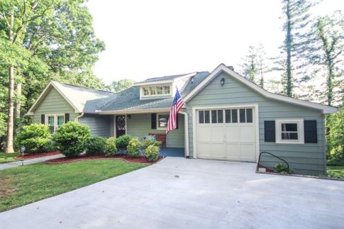 1429 Ridgecrest Dr, Hendersonville, NC 28792-2560